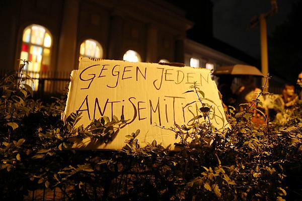 Mahnwache vor der Synagoge am 13.10.2023, über dts Nachrichtenagentur
