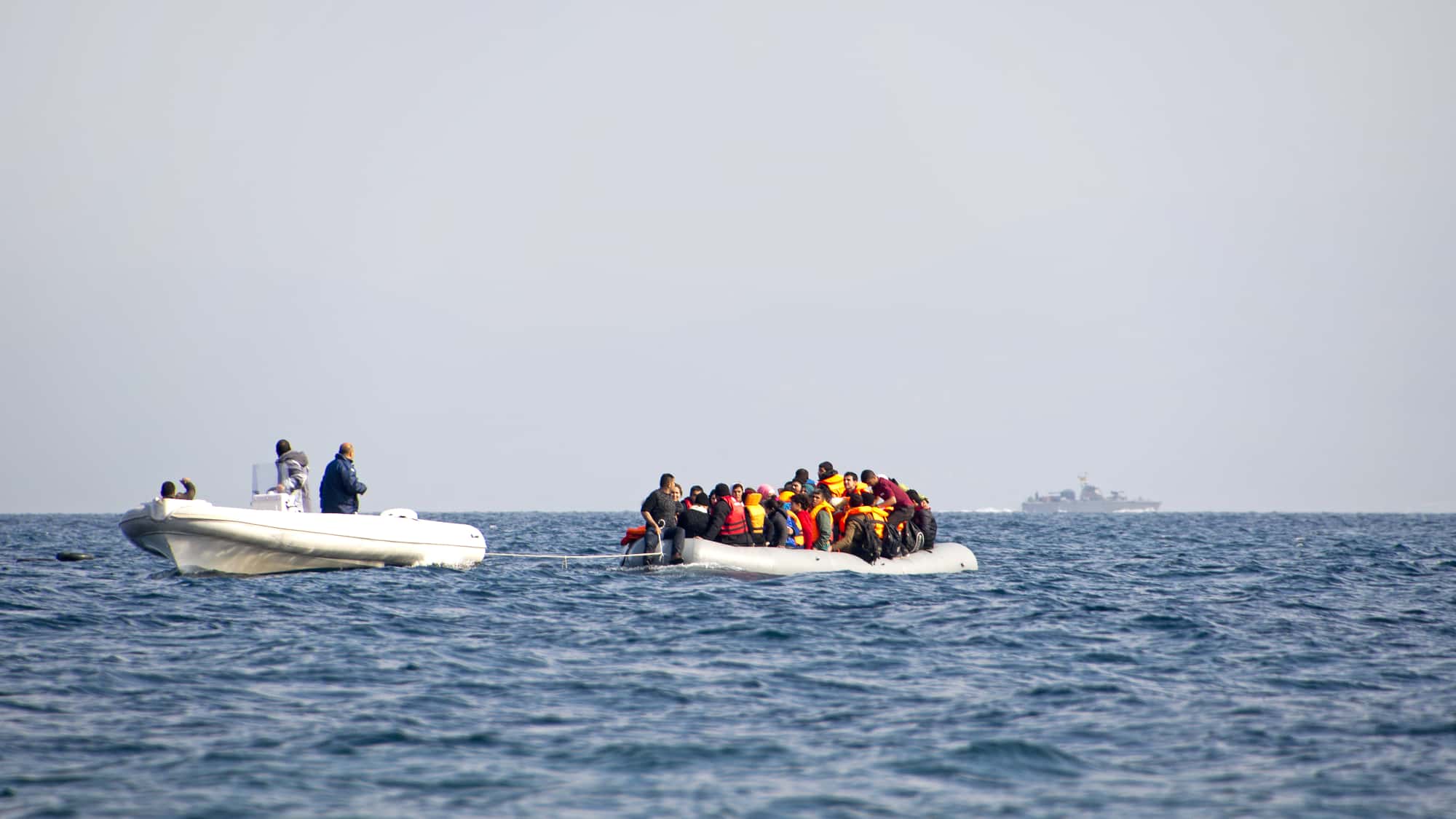 Flüchtlingsboot aus der Türkei nähert sich der griechischen Küste 