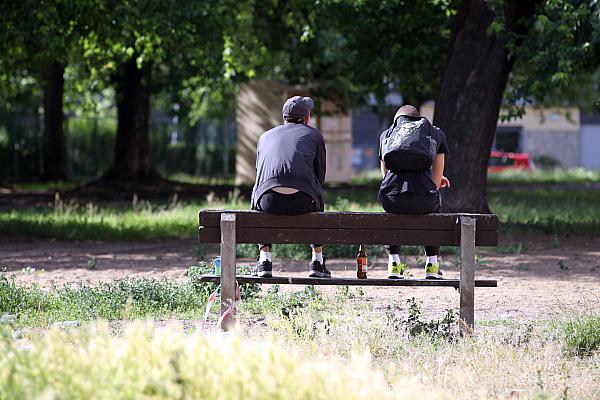 Jugendliche auf einer Parkbank mit Bier (Archiv), über dts Nachrichtenagentur