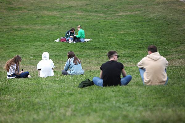 Junge Leute in einem Park (Archiv), über dts Nachrichtenagentur