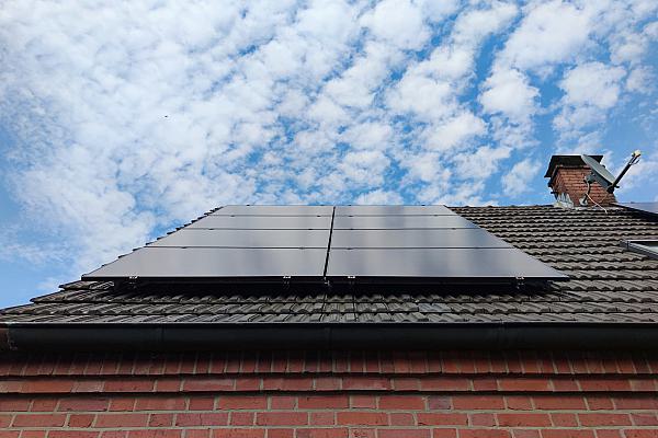Solarzellen auf Hausdach (Archiv), über dts Nachrichtenagentur