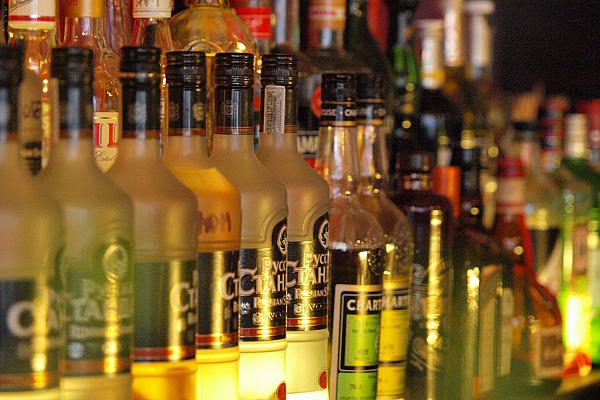 Wodka-Flaschen in einer Bar (Archiv), über dts Nachrichtenagentur