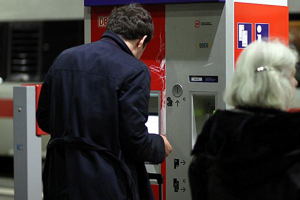 Reisender an einem Fahrkartenautomaten der Bahn (Archiv), über dts Nachrichtenagentur