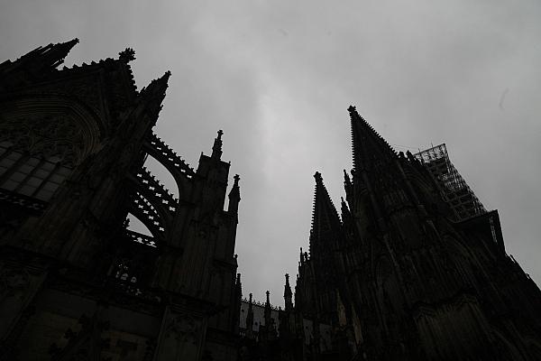 Kölner Dom dunkel unter grauen Wolken (Archiv), via dts Nachrichtenagentur