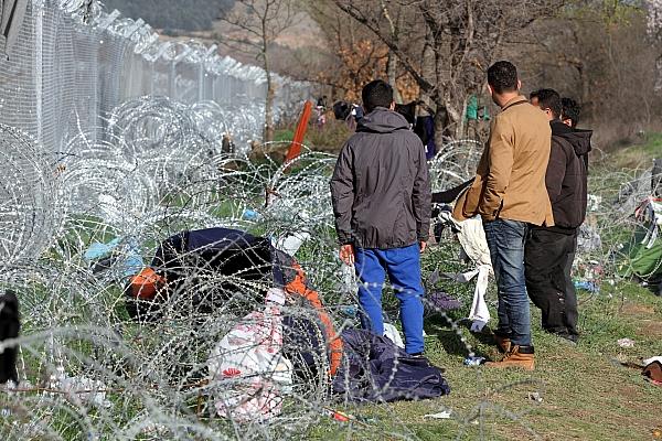 Flüchtlinge auf der Balkanroute vor einem Grenzzaun (Archiv), via dts Nachrichtenagentur