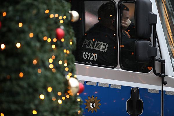 Polizei auf Weihnachtsmarkt (Archiv), über dts Nachrichtenagentur