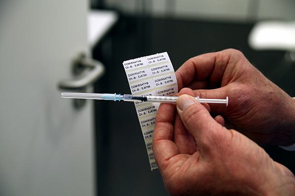 Impfspritze mit Impfstoff von Biontech (Archiv), über dts Nachrichtenagentur