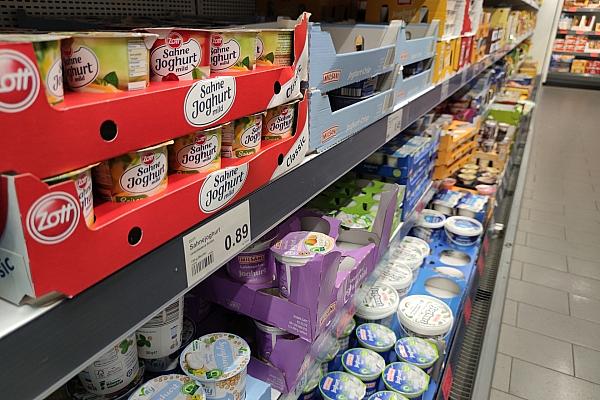 Joghurt in einem Supermarktregal (Archiv), via dts Nachrichtenagentur