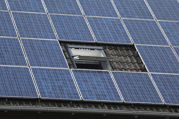 Solarzellen auf einem Dach (Archiv), über dts Nachrichtenagentur