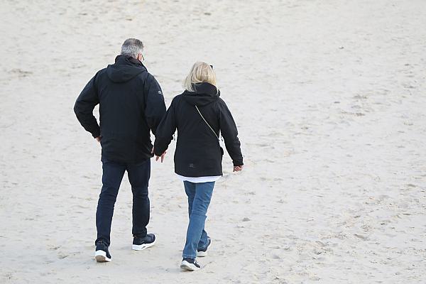 Paar geht am Strand spazieren, über dts Nachrichtenagentur