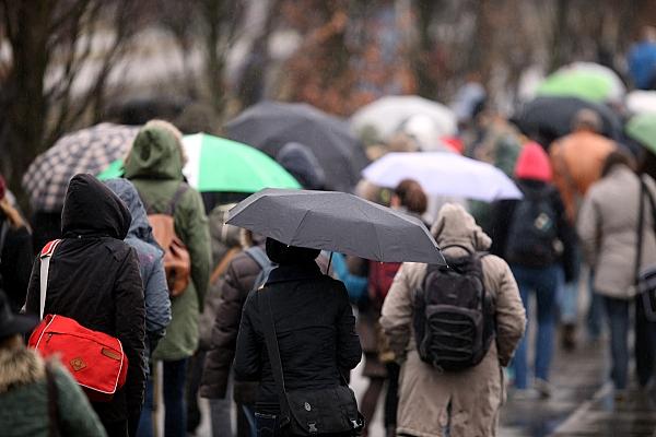 Menschen mit Regenschirm (Archiv), via dts Nachrichtenagentur