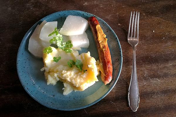 Bratwurst mit Kartoffelbrei und Kohlrabi (Archiv), via dts Nachrichtenagentur