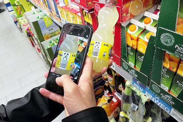 Kunde mit Smartphone im Supermarkt (Archiv), via dts Nachrichtenagentur