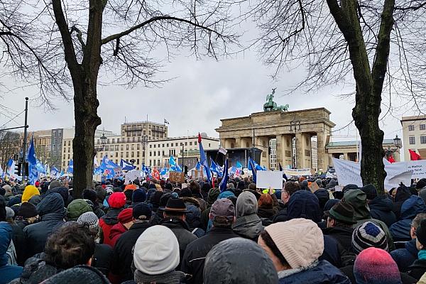 Demo gegen Waffenlieferungen im Februar 2023 in Berlin, via dts Nachrichtenagentur