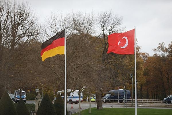 Fahnen von Deutschland und der Türkei (Archiv), via dts Nachrichtenagentur