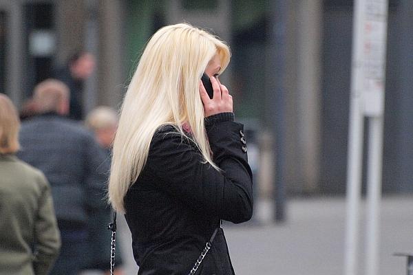 Blonde Frau mit Telefon (Archiv), via dts Nachrichtenagentur