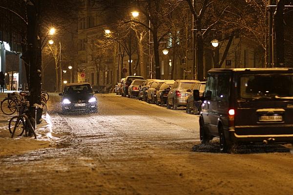 Schneebedeckte Straße (Archiv), via dts Nachrichtenagentur