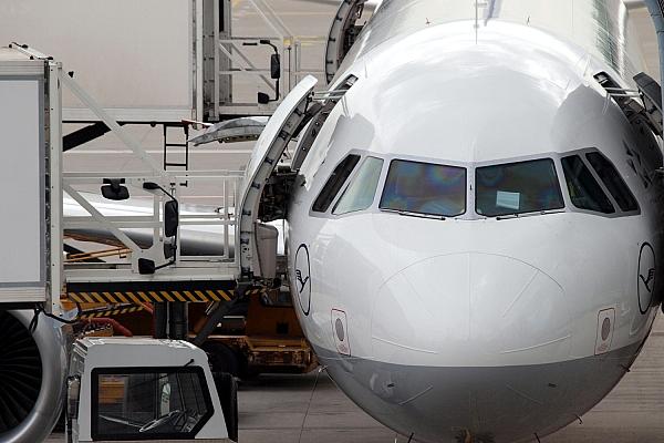 Lufthansa-Maschine wird am Flughafen beladen, via dts Nachrichtenagentur