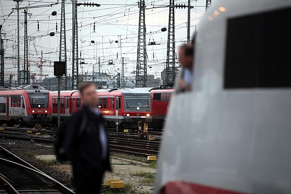 Lokführer unterhalten sich am Gleis, via dts Nachrichtenagentur