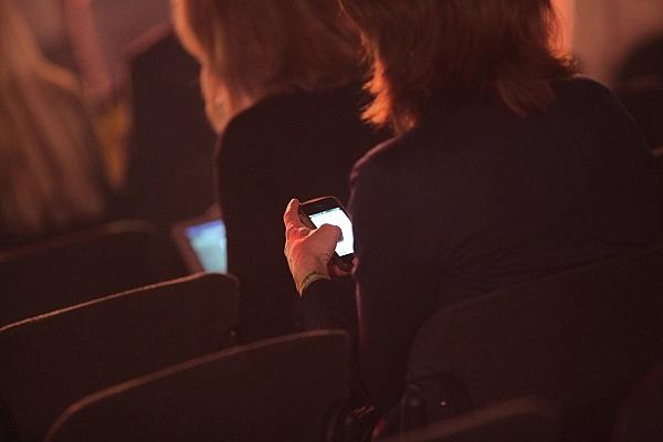 Geschäftsfrauen mit Smartphone (Archiv), via dts Nachrichtenagentur
