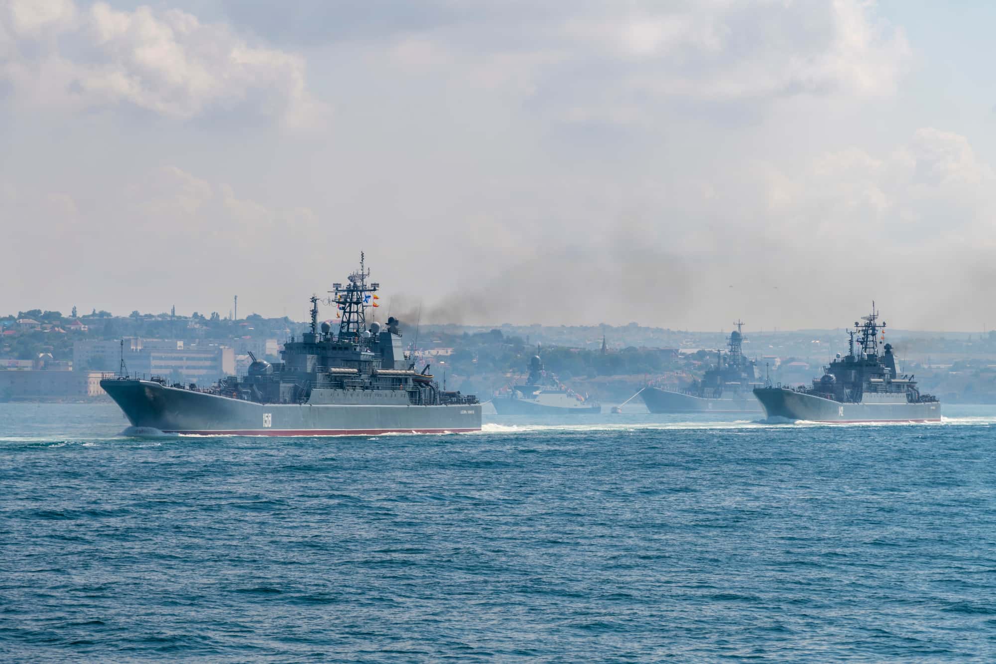 Russische Kriegsschiffe in der Bucht von Sewastopol 