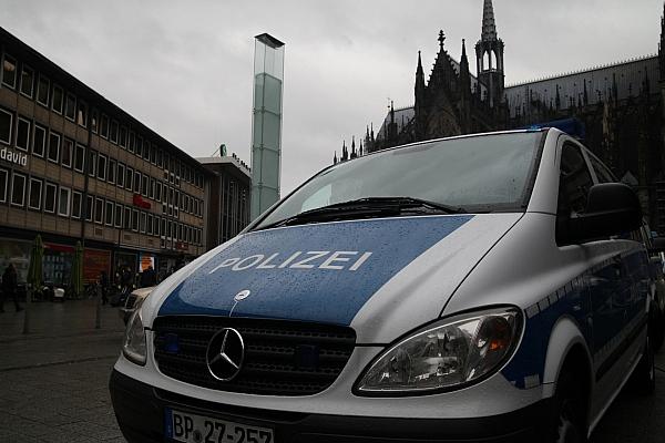 Polizeiauto vor Kölner Dom und Hauptbahnhof (Archiv), via dts Nachrichtenagentur