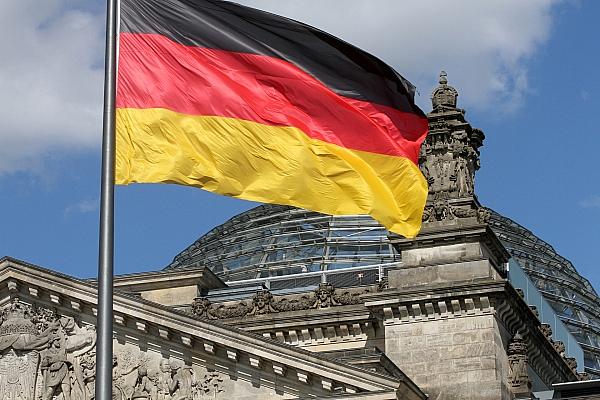 Deutschlandfahne über dem Reichstagsgebäude (Archiv), via dts Nachrichtenagentur
