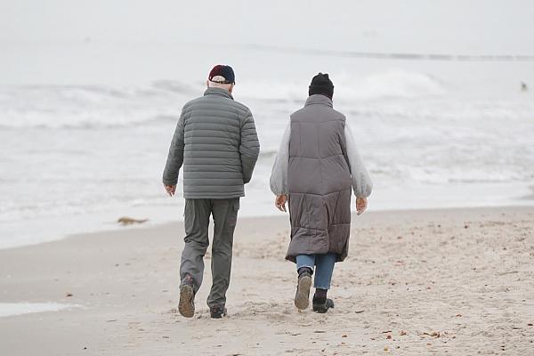 Zwei Personen laufen am Strand (Archiv), via dts Nachrichtenagentur