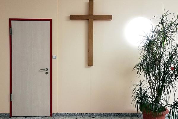 Kreuz neben einer Tür (Archiv), via dts Nachrichtenagentur