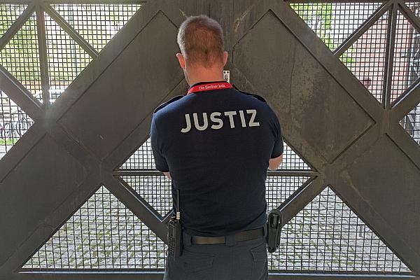 Wachmeister schließt ein Gefängnistor auf (Archiv), via dts Nachrichtenagentur