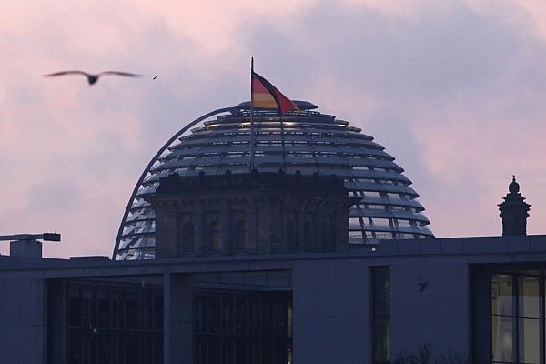 Reichstagskuppel bei Sonnenaufgang (Archiv), via dts Nachrichtenagentur