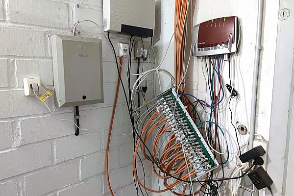 Netzwerk-Kabel in einem Hausanschlussraum (Archiv), via dts Nachrichtenagentur