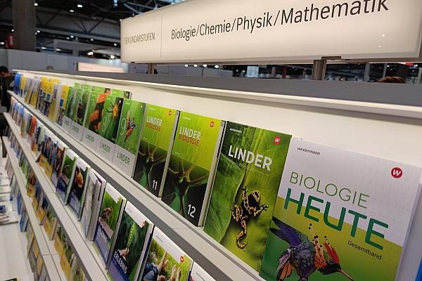 Schulbücher für Naturwissenschaften (Archiv), via dts Nachrichtenagentur