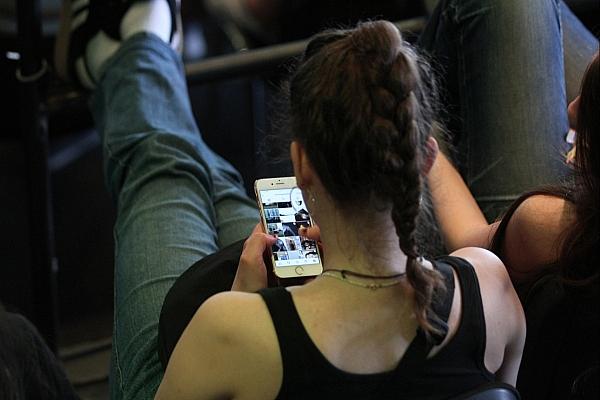 Junge Frau mit Smartphone (Archiv), via dts Nachrichtenagentur