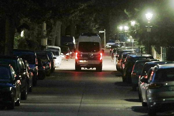 Ein Polizeiauto fährt im Dunkeln durch eine Straße (Archiv), via dts Nachrichtenagentur