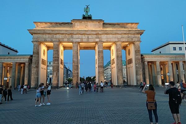 Touristen vor dem Brandenburger Tor (Archiv), via dts Nachrichtenagentur