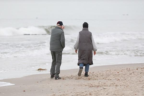 Älteres Paar am Strand (Archiv), via dts Nachrichtenagentur