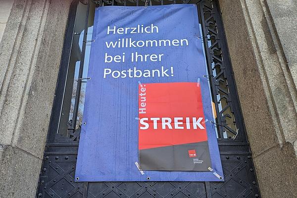 Streik-Hinweis an einer Postbank-Filiale (Archiv), via dts Nachrichtenagentur