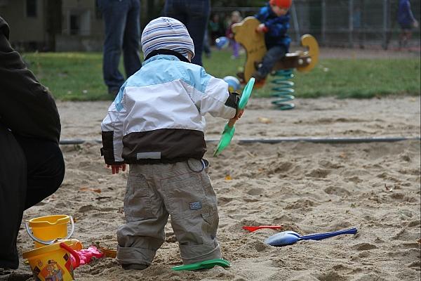 Kleinkind auf Spielplatz (Archiv), via dts Nachrichtenagentur
