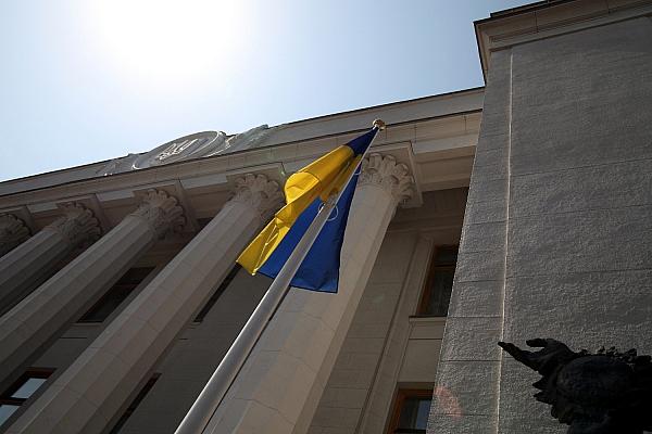 Ukrainische Flagge vor dem Parlament in Kiew (Archiv), via dts Nachrichtenagentur