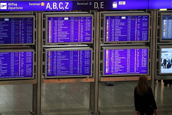 Frau vor Informationstafel am Frankfurter Flughafen, via dts Nachrichtenagentur