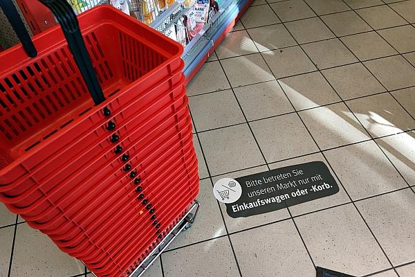 Einkaufskörbe mit Corona-Hinweis in Supermarkt (Archiv), via dts Nachrichtenagentur