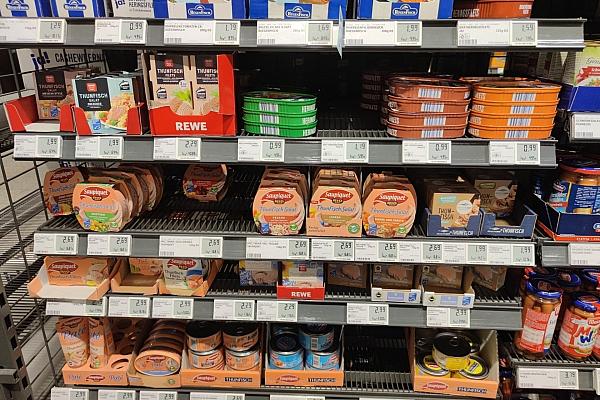 Supermarktregal mit Thunfisch-Dosen (Archiv), via dts Nachrichtenagentur