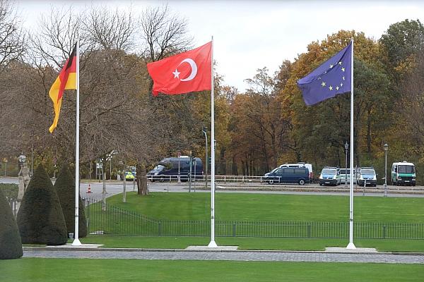 Fahnen von Deutschland, Türkei und EU (Archiv), via dts Nachrichtenagentur