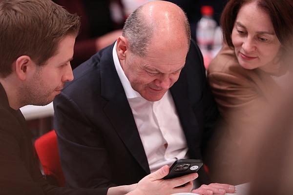 Kevin Kühnert, Olaf Scholz und Katarina Barley schauen auf ein Smartphone (Archiv), via dts Nachrichtenagentur