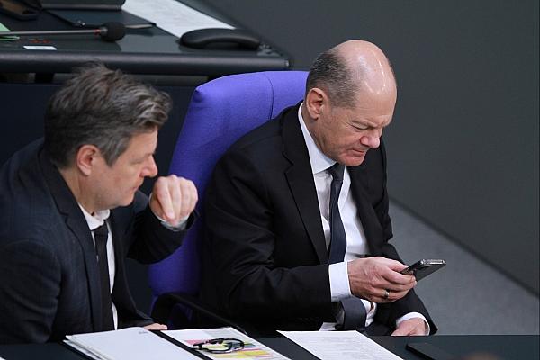 Robert Habeck und Olaf Scholz mit Smartphone (Archiv), via dts Nachrichtenagentur