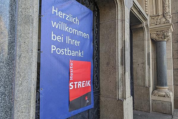 Streik-Hinweis an einer Postbank-Filiale (Archiv), via dts Nachrichtenagentur