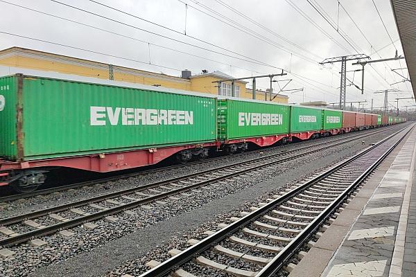 Evergreen-Container auf Güterzug (Archiv), via dts Nachrichtenagentur