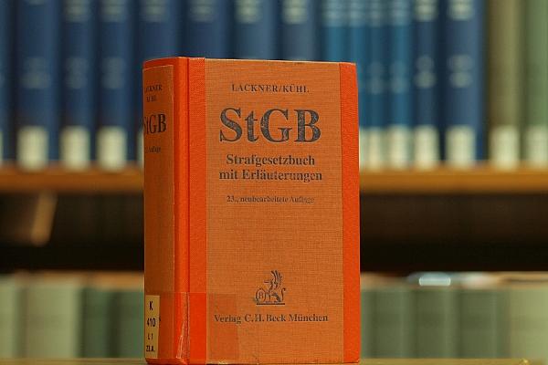 Das Strafgesetzbuch in einer Bibliothek (Archiv), via dts Nachrichtenagentur