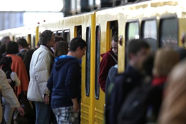 Fahrgäste am Bahnsteig einer Berliner U-Bahn, via dts Nachrichtenagentur